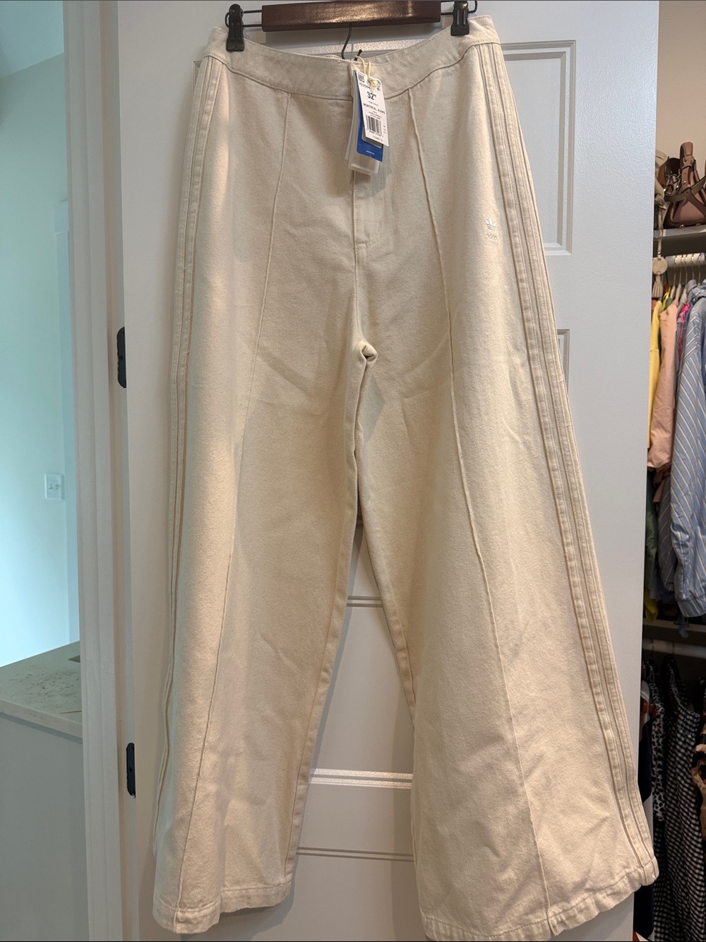 Adidas Montreal Wide-Leg jeans

MONTREAL JEANS
Cotton | Cotton 100%
Cream